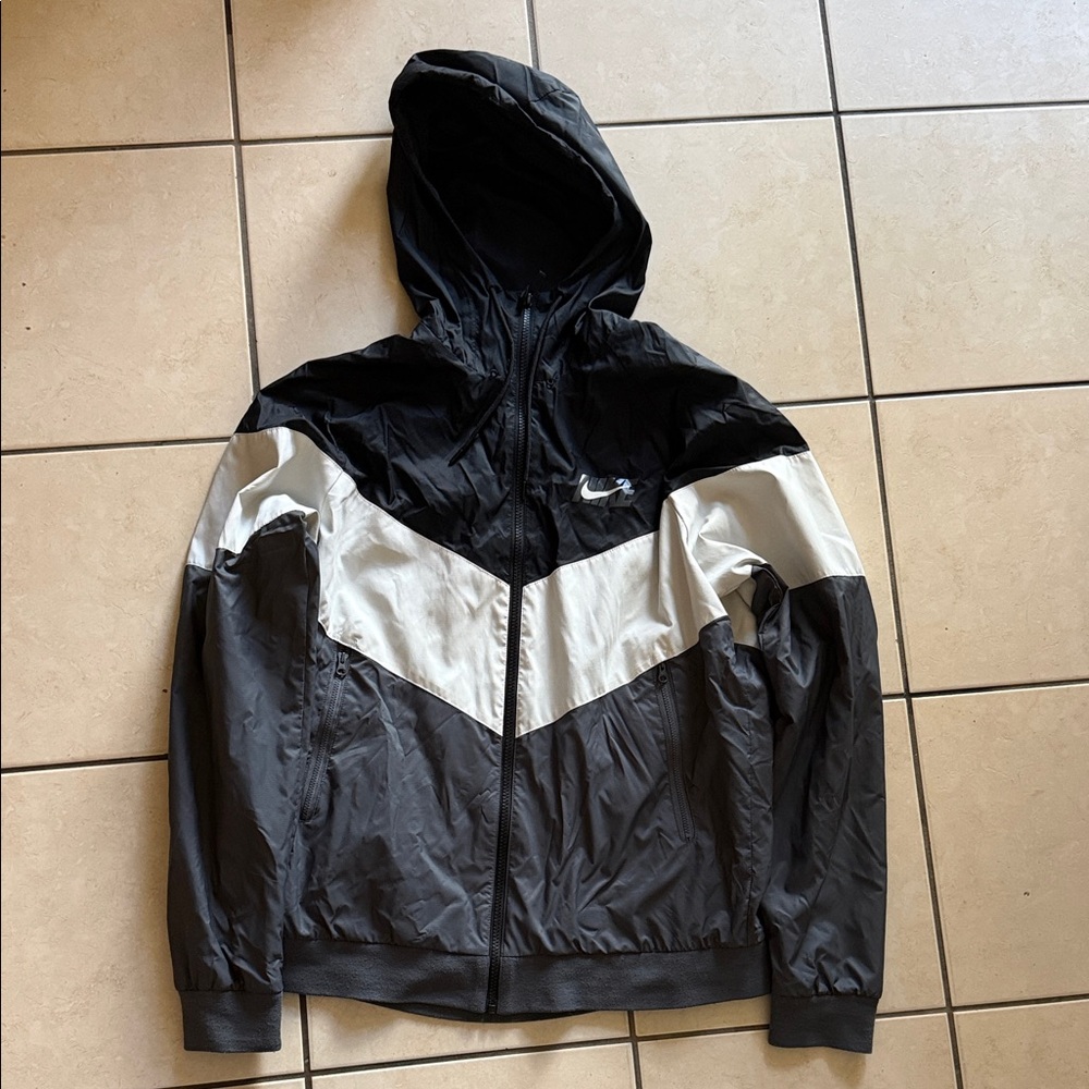 Nike Men’s Black & White Chevron Hooded Windbreaker